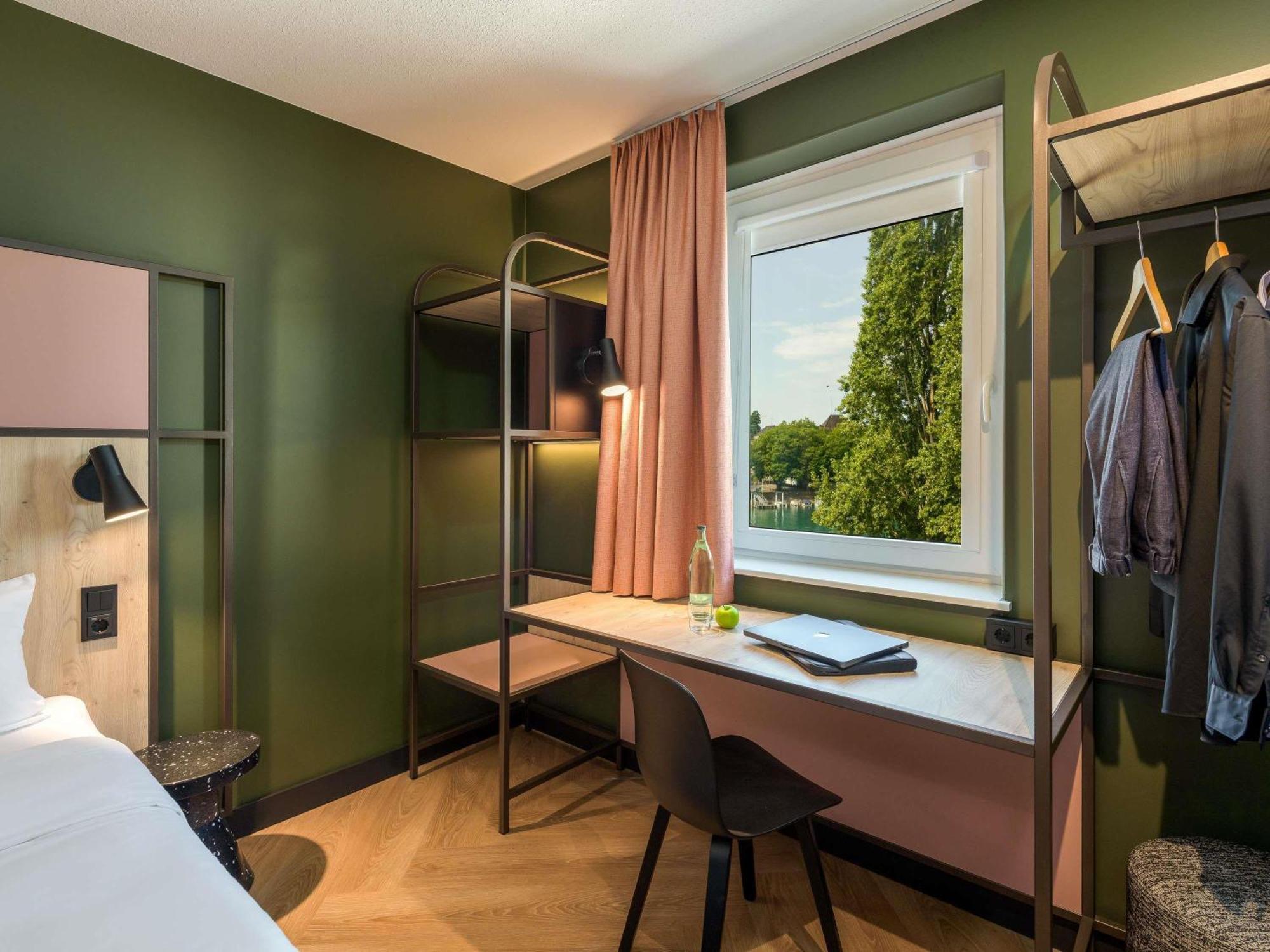 Standard Room 1 Queen Bed