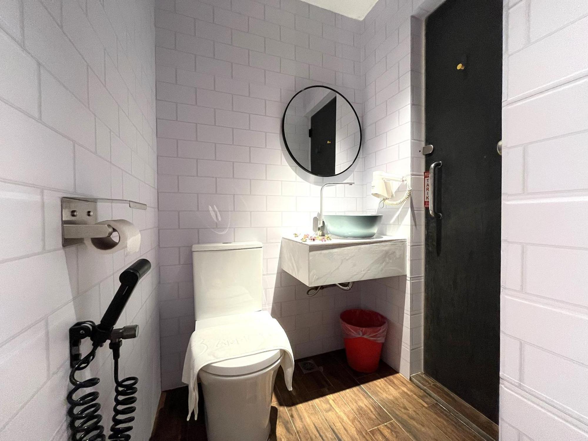 Modern Queen Room