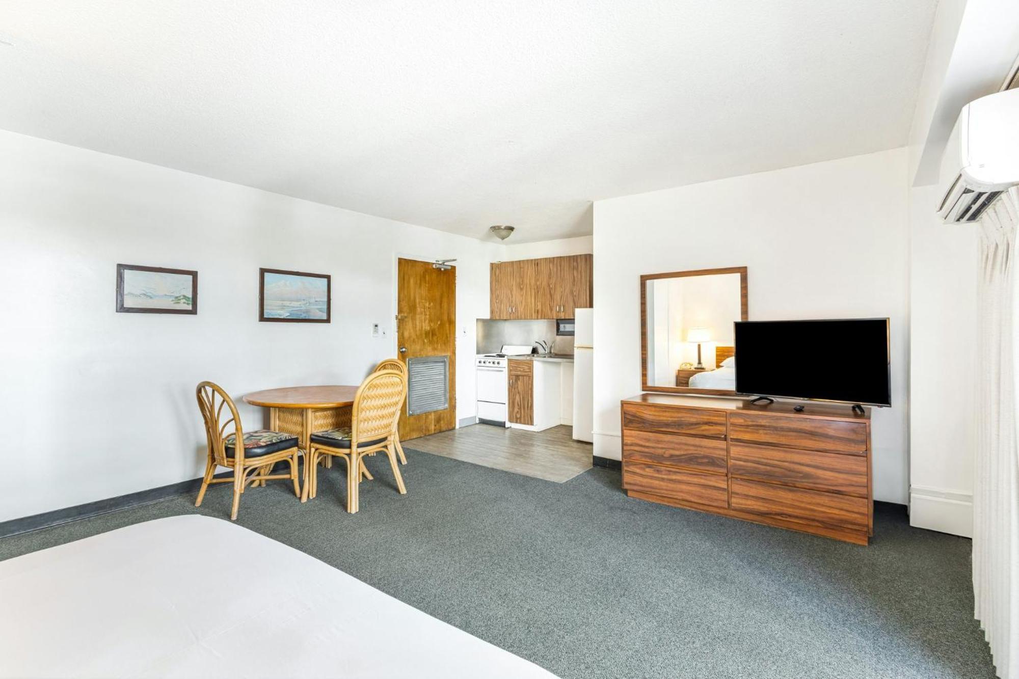 Deluxe Studio King Full Kitchen