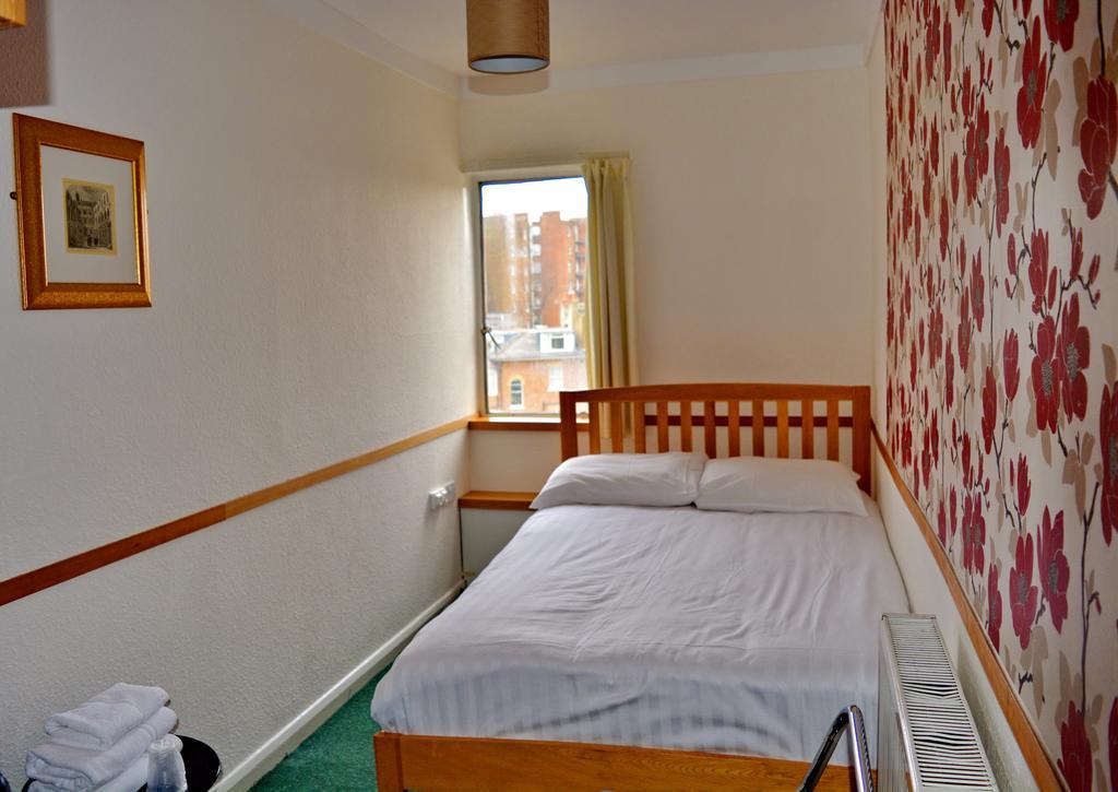 Double Room with Communal Bathroom,758418469:JPEG