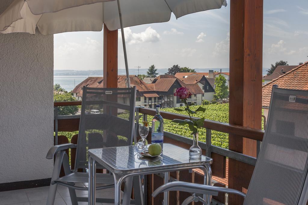 Doppelzimmer mit Balkon und teilweisem Seeblick