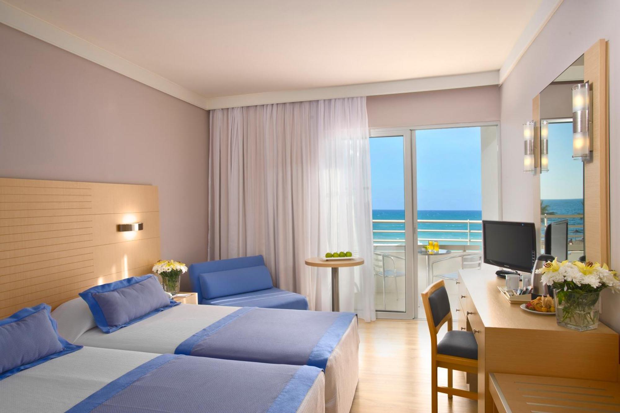 Quarto com Cama de Casal ou 2 de Solteiro e Vista Lateral do Mar