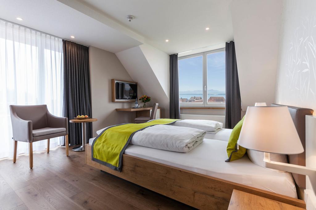 Doppelzimmer mit Balkon und Seeblick