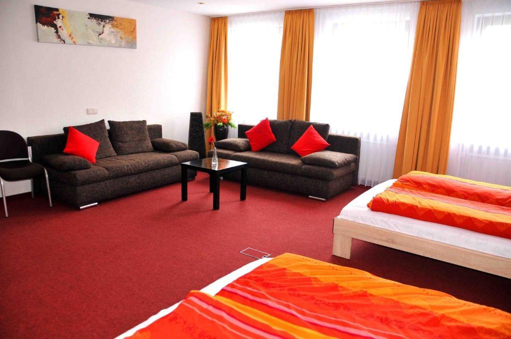 Family Room (4 - 6 adults),42919480:JPEG