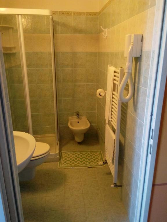 Doppel-/Zweibettzimmer mit Balkon