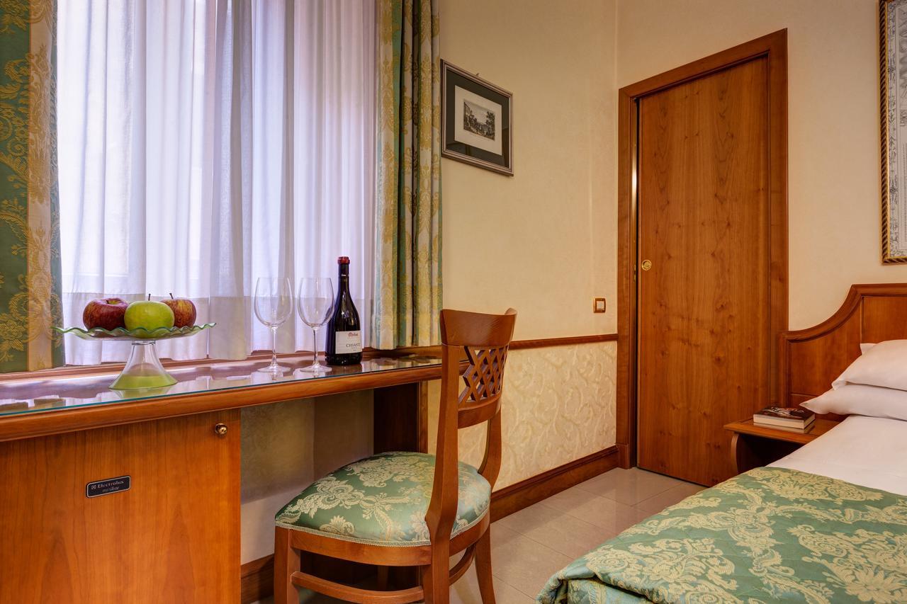 Kleines Doppelzimmer mit französischem Bett