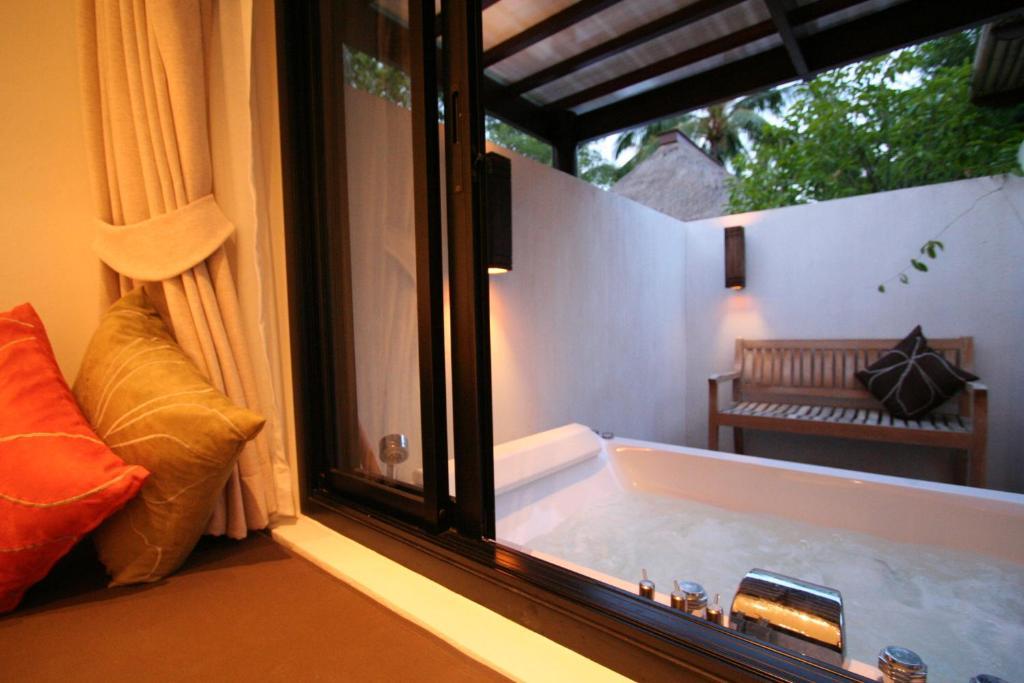 Zimmer mit Kingsize-Bett und Whirlpool