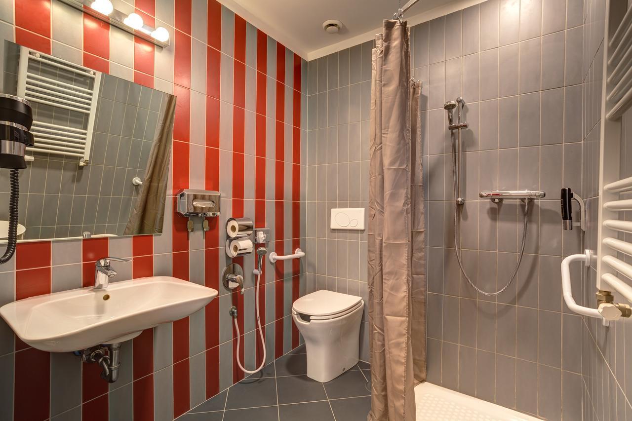Posto Letto in Dormitorio Misto con 6 Letti