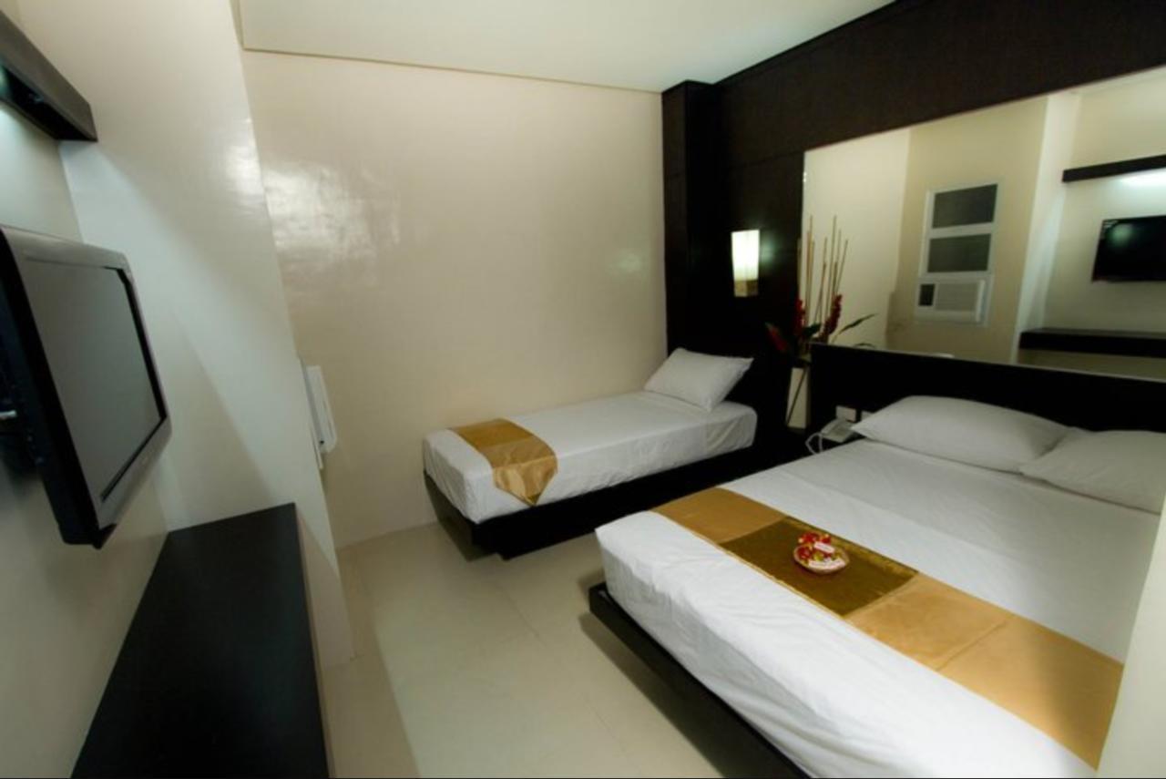 Family Room (3 Adults),664523778:JPEG