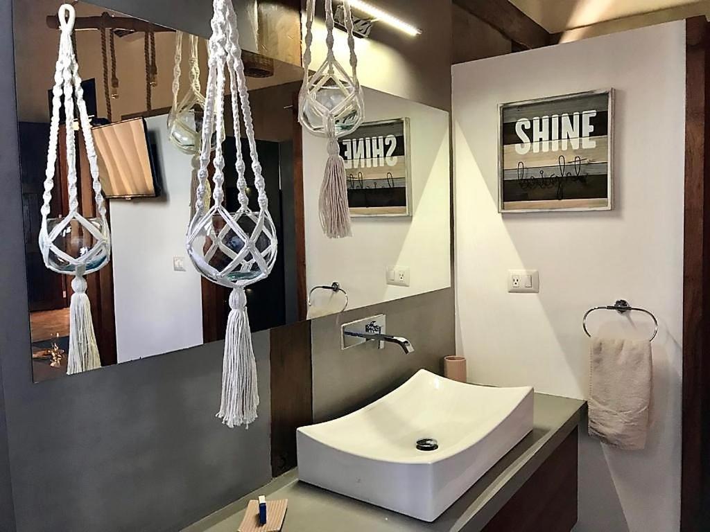 Habitación con cama extragrande y bañera de hidromasaje
