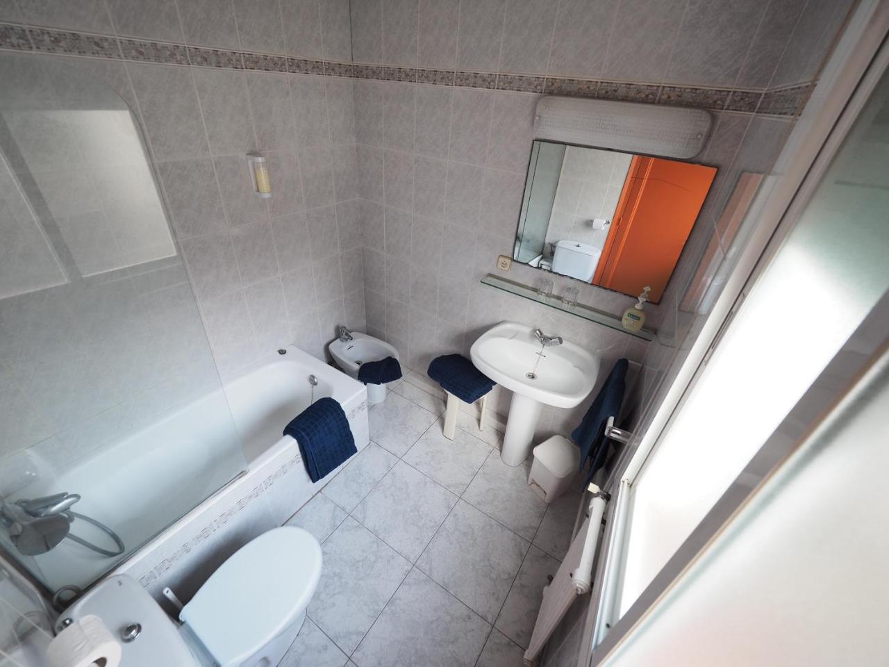 Doppel-/ Zweibettzimmer mit Straßenblick