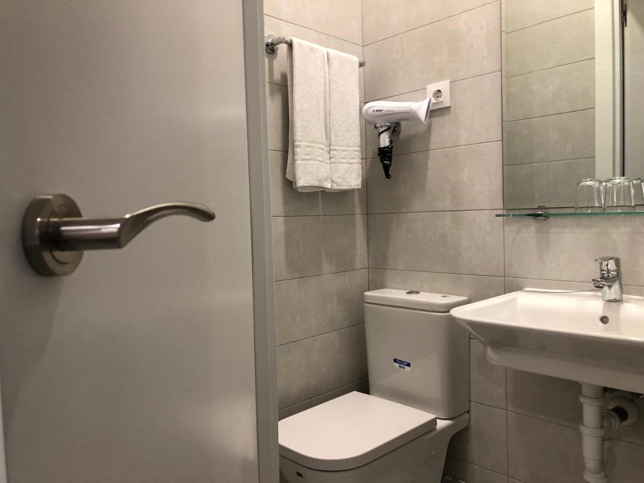 Twin Room Private Bathroom