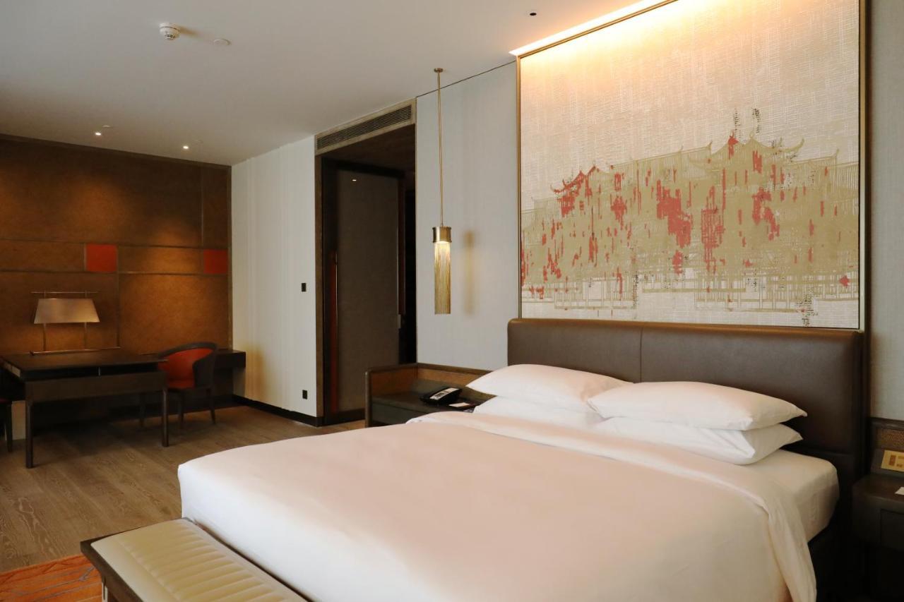 Grand Club Deluxe King Room Panoramic City Views
