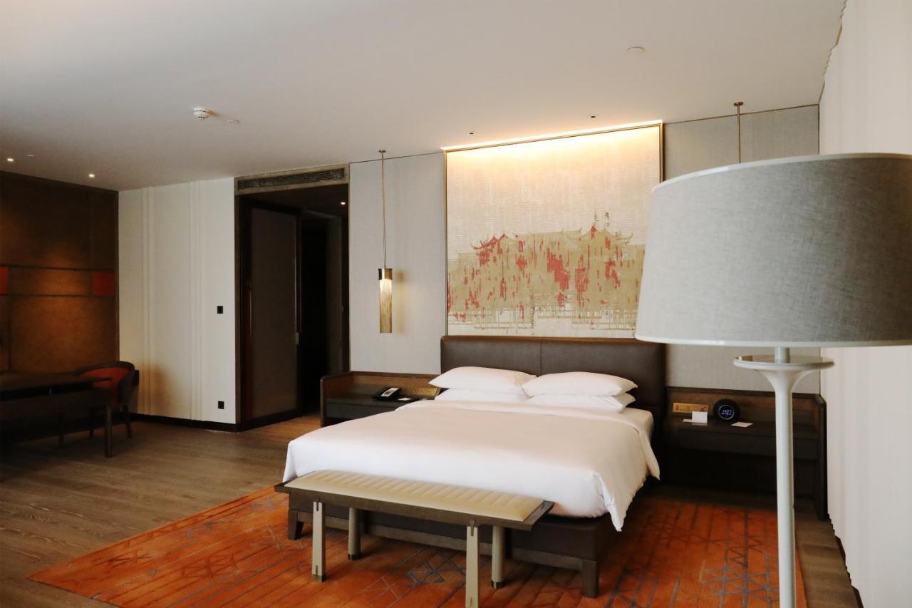 Grand Club Deluxe King Room Panoramic City Views