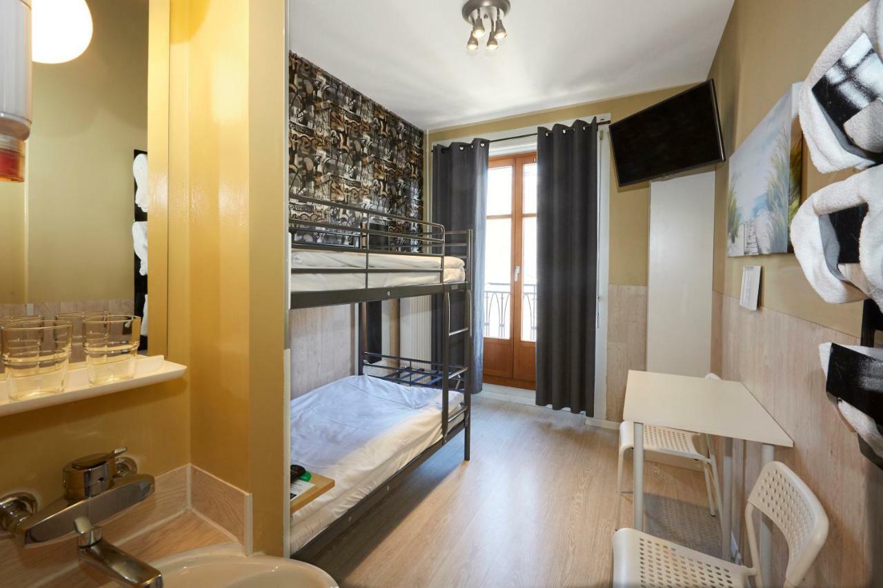 Chambre avec Lits Superposés et Toilettes Communes