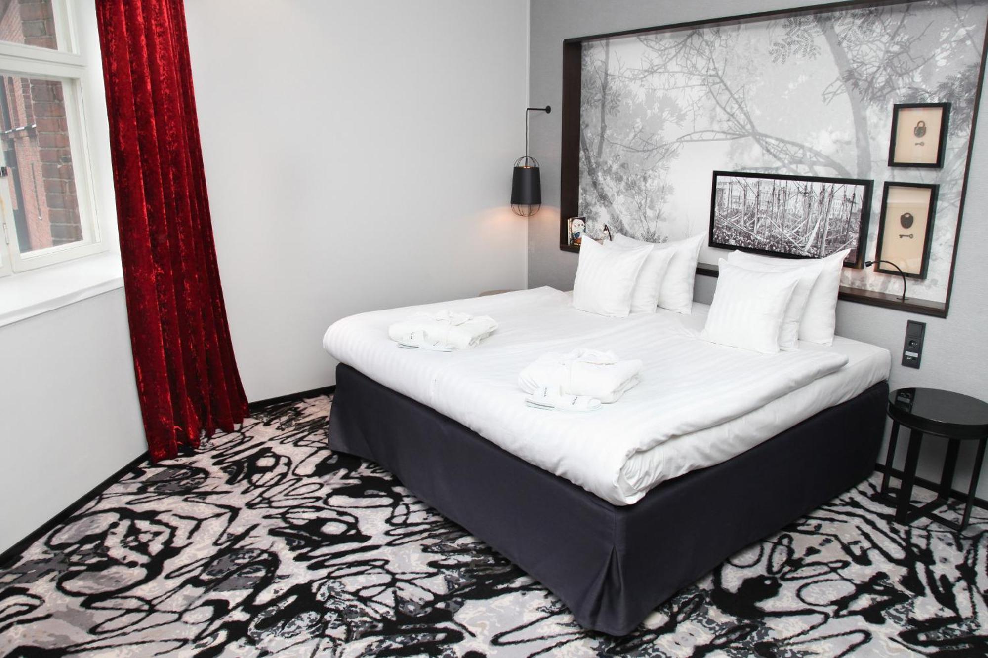 Junior suite met 1 kingsize bed - uitzicht op de binnenplaats