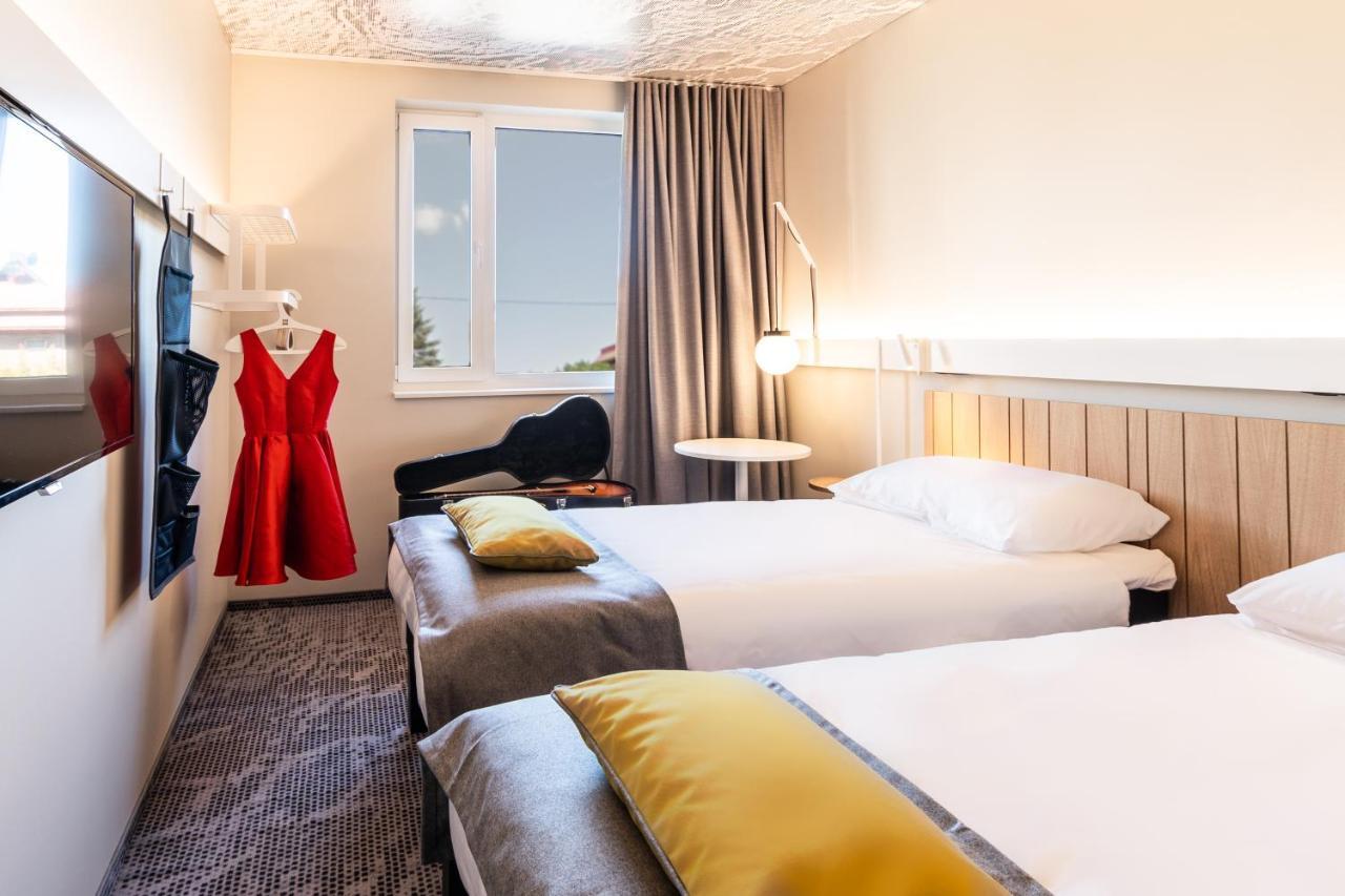 Standard Twin Room,831094982:JPEG