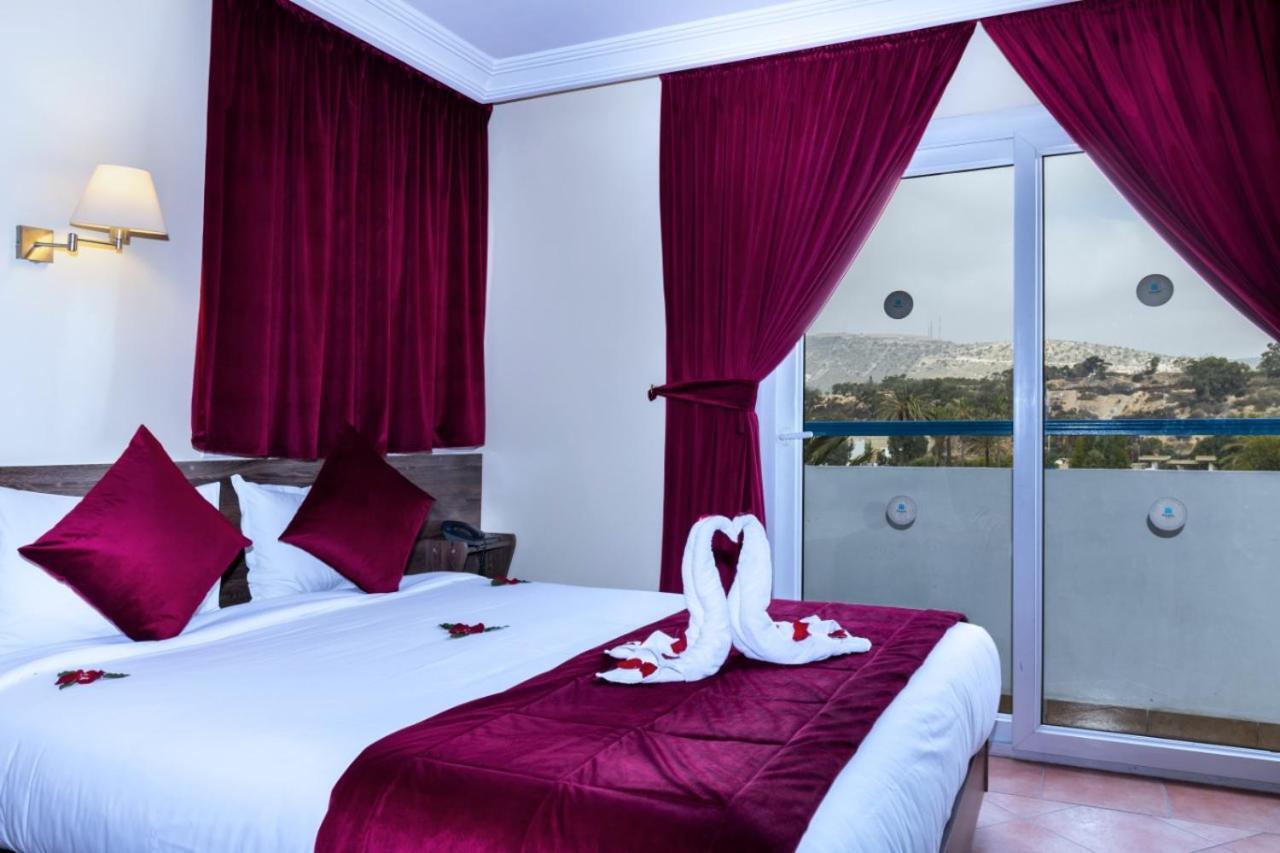 Doppel-/Zweibettzimmer mit Poolblick