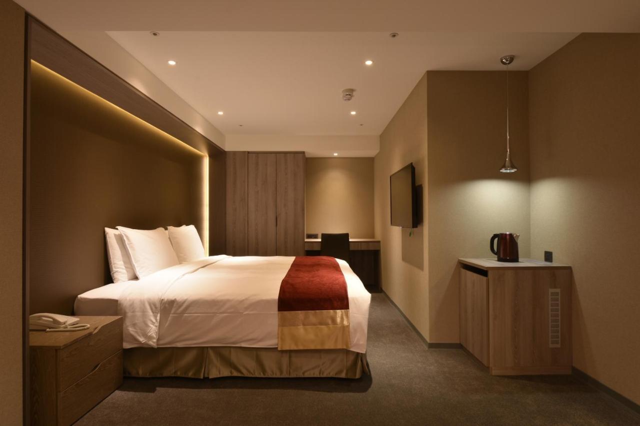 Standard King Room No Window