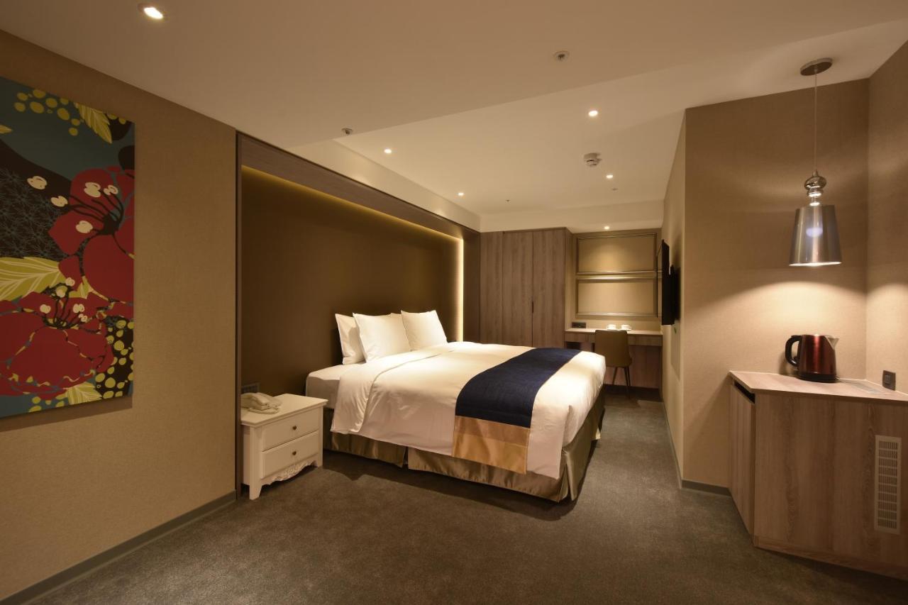 Standard King Room No Window