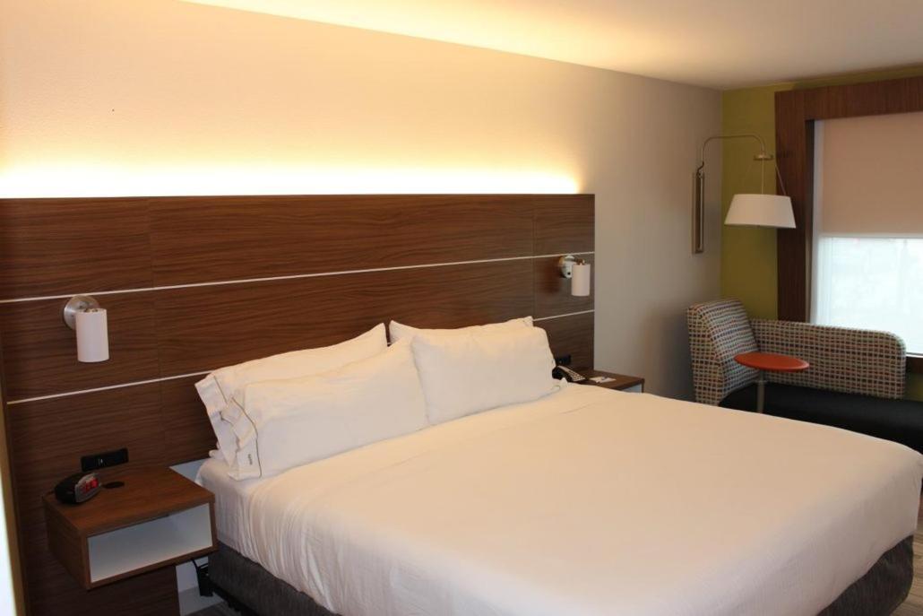 King Room Hearing Accessible Roll Shower Non-Smoking