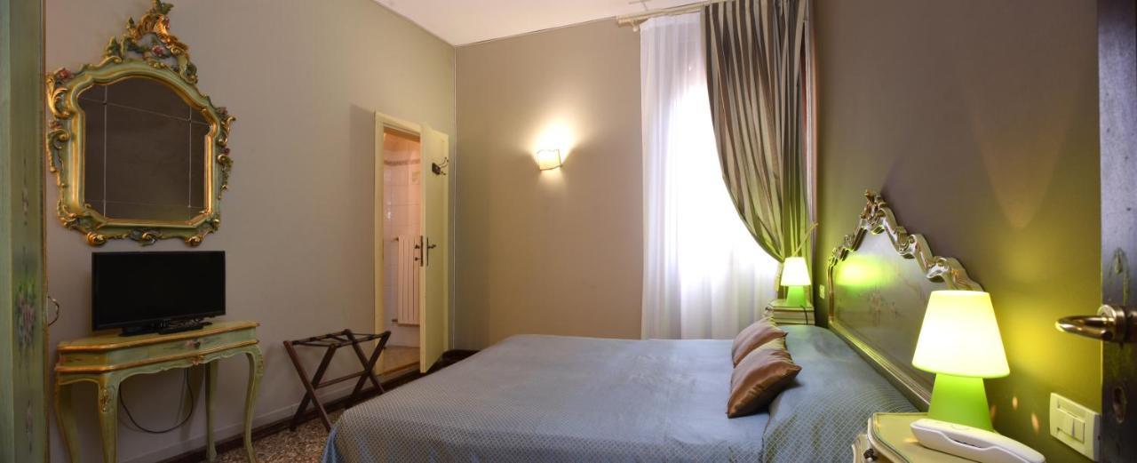 Quarto com Cama de Casal ou 2 de Solteiro