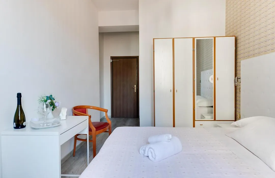Hotel La Perla Rimini-1