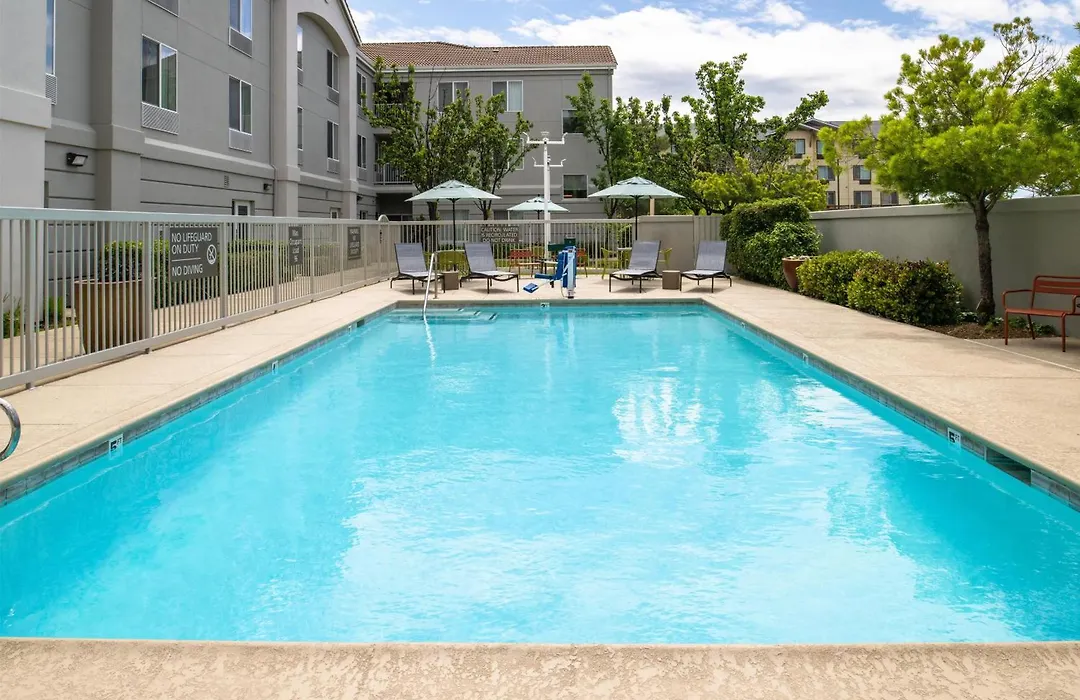 Hampton Inn & Suites Redding-1