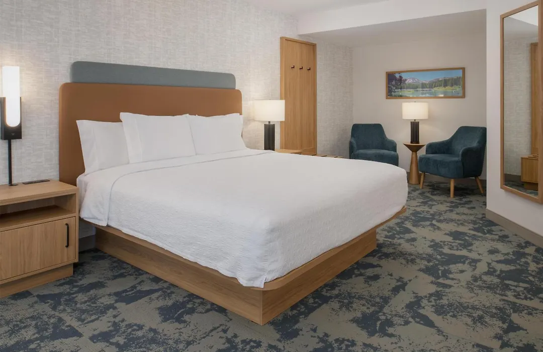Hampton Inn & Suites Redding-1