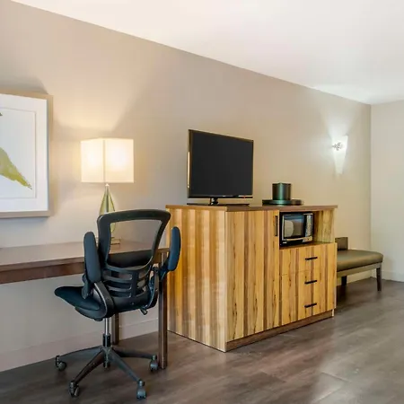 Best Western Cedar Inn & Suites-3