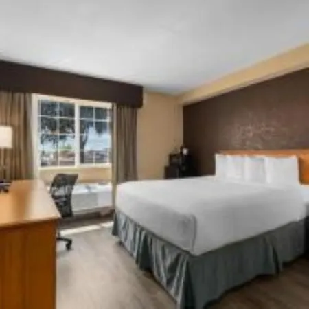 Ramada By Wyndham Portland-2
