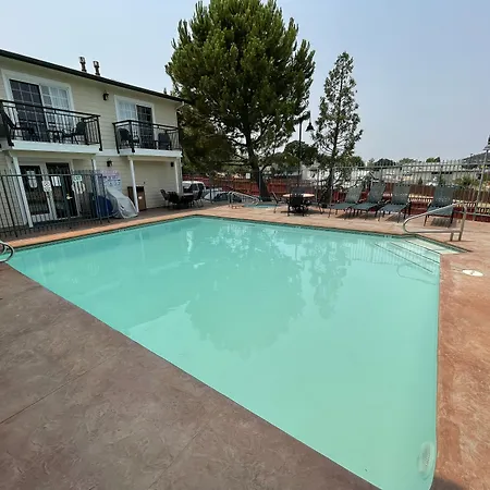 Best Western Cedar Inn & Suites-2