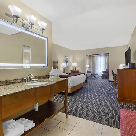 Best Western Plus Swiss Chalet Hotel & Suites-3
