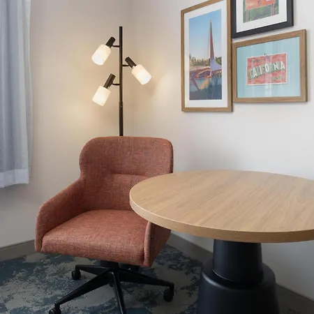 Hampton Inn & Suites Redding-3