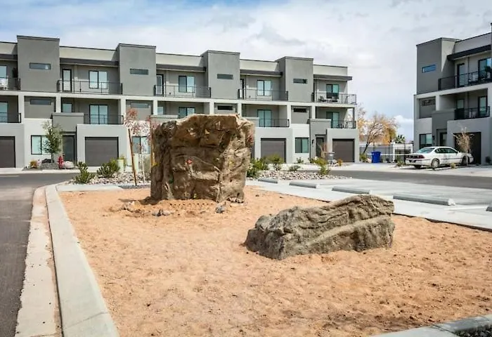 New Family-Friendly Townhome W/ Pool & Hot Tub