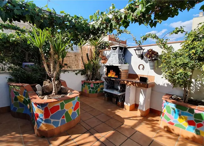 Attic,Terrace&BBQ, Airport 15 Min, Cruise-Port 30 min, Fácil enlace Metro Barcelona