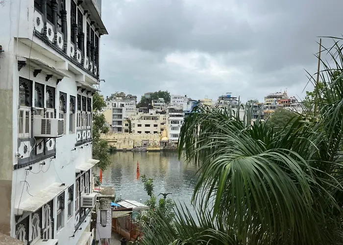 Hotel Hanuman Ghat On Lake Pichola