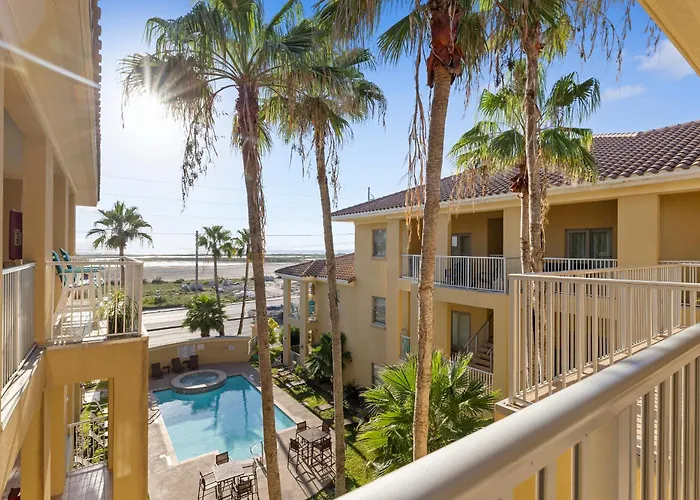 Cozy & Spacious Condo 10Min Walk To Beach