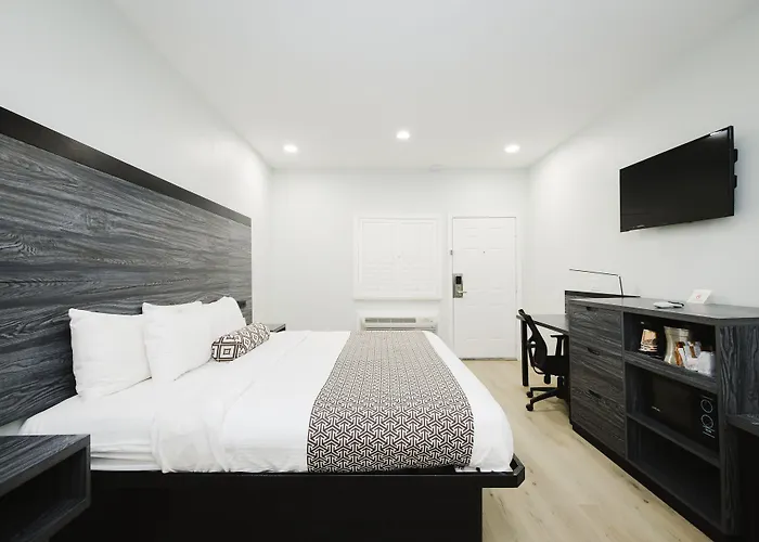 Sapphire Inn & Suites